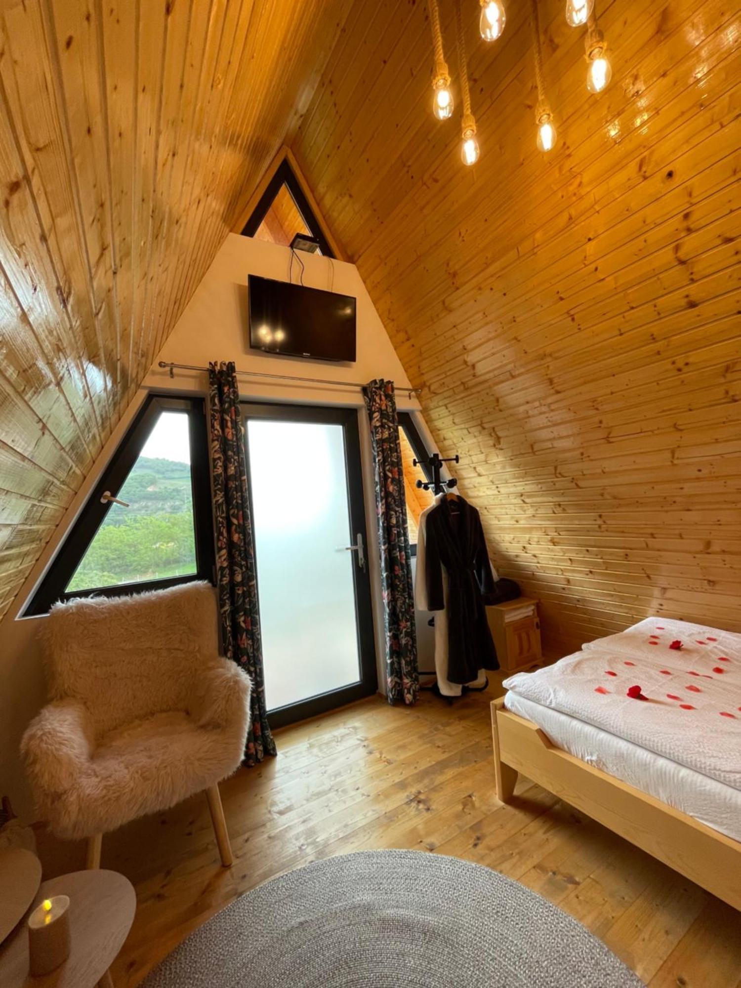 A Frame 1 Transalpina Hotel Petresti Ngoại thất bức ảnh