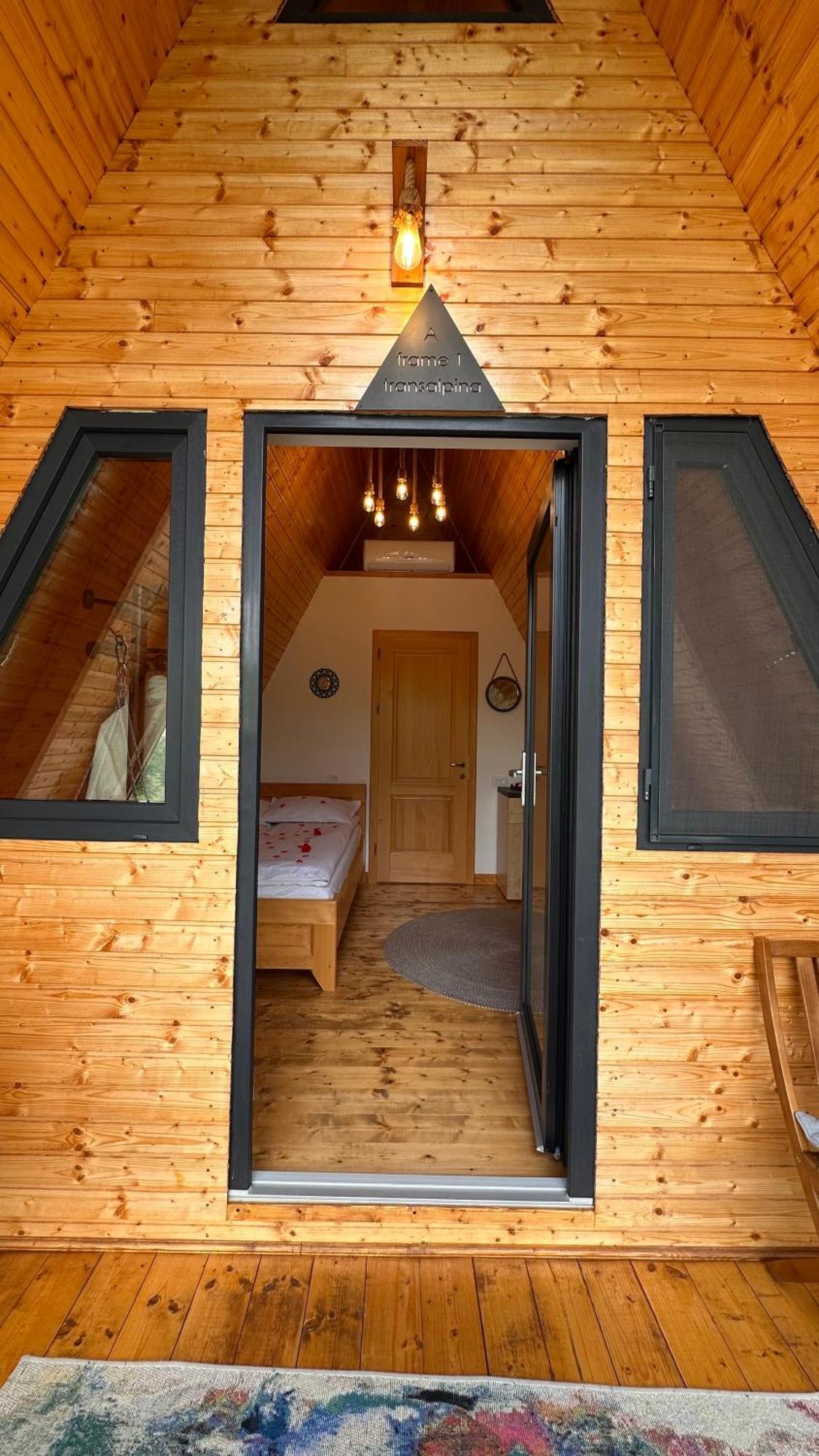 A Frame 1 Transalpina Hotel Petresti Ngoại thất bức ảnh