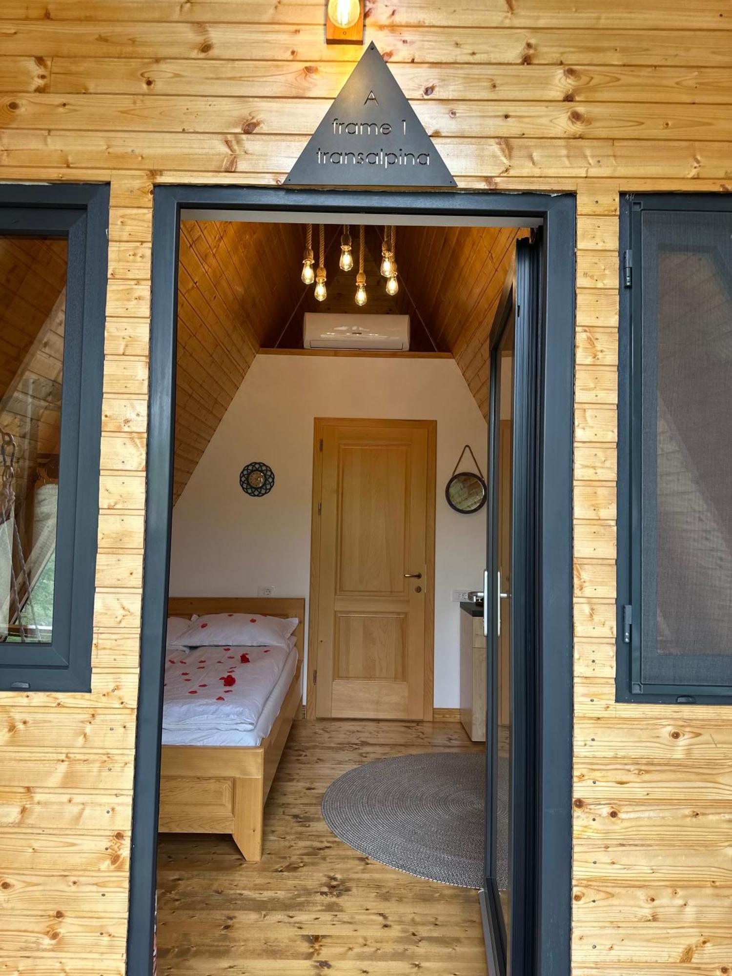 A Frame 1 Transalpina Hotel Petresti Ngoại thất bức ảnh